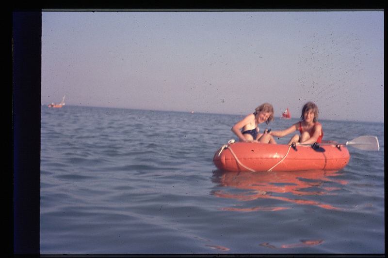 29.Bibione jul 1975 Brigitte,Marion.JPG